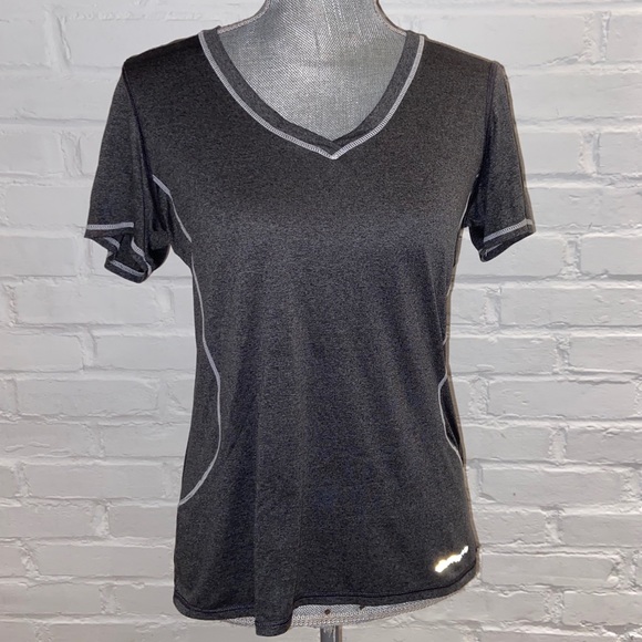Brooks Tops - ☀️3/$20 Sale ☀️BROOKS size M gray v neck  t-shirt